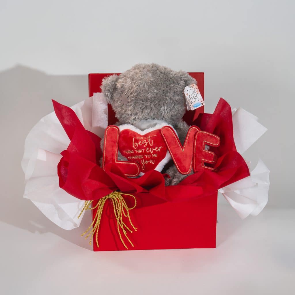 Valentine teddy bear gift box with love message heart and LOVE decoration in red and white romantic packaging on a neutral background Αν θέλεις, μπορώ να κρατήσω σταθερό Valentine naming structure για όλα (π.χ. Love Teddy Collection – …) ώστε να έχεις ενιαίο SEO & branding. Στείλε το επόμενο για να συνεχίσουμε.