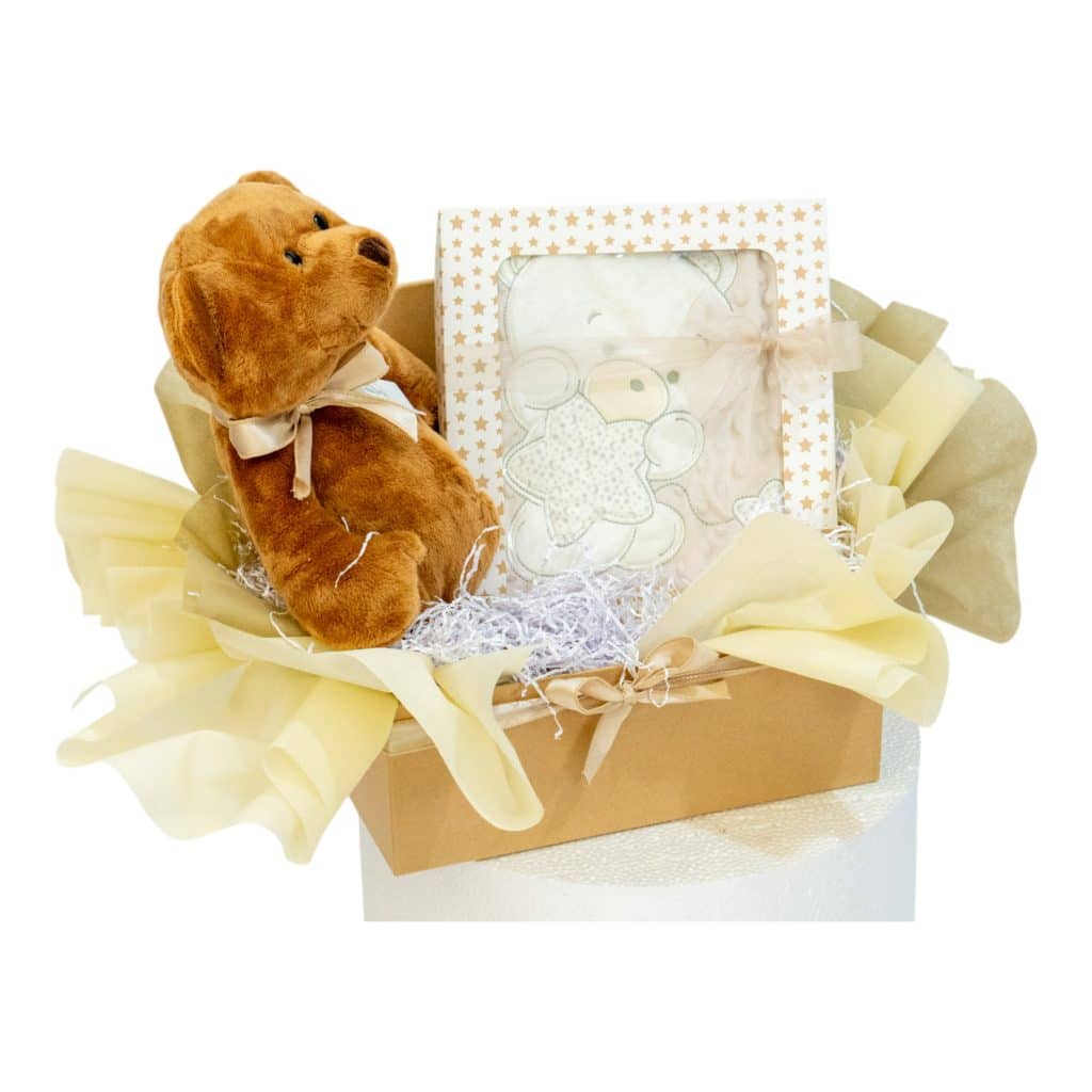 Neutral baby gift box with caramel teddy bear and star-embroidered baby blanket